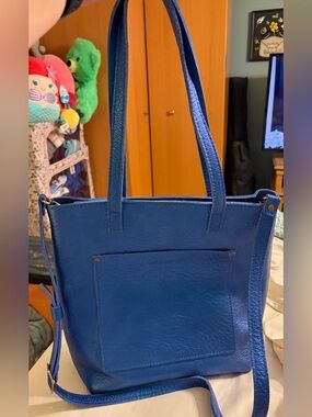 💙 Brand new, never used Comet Blue Full size crossbody tote with zipper.